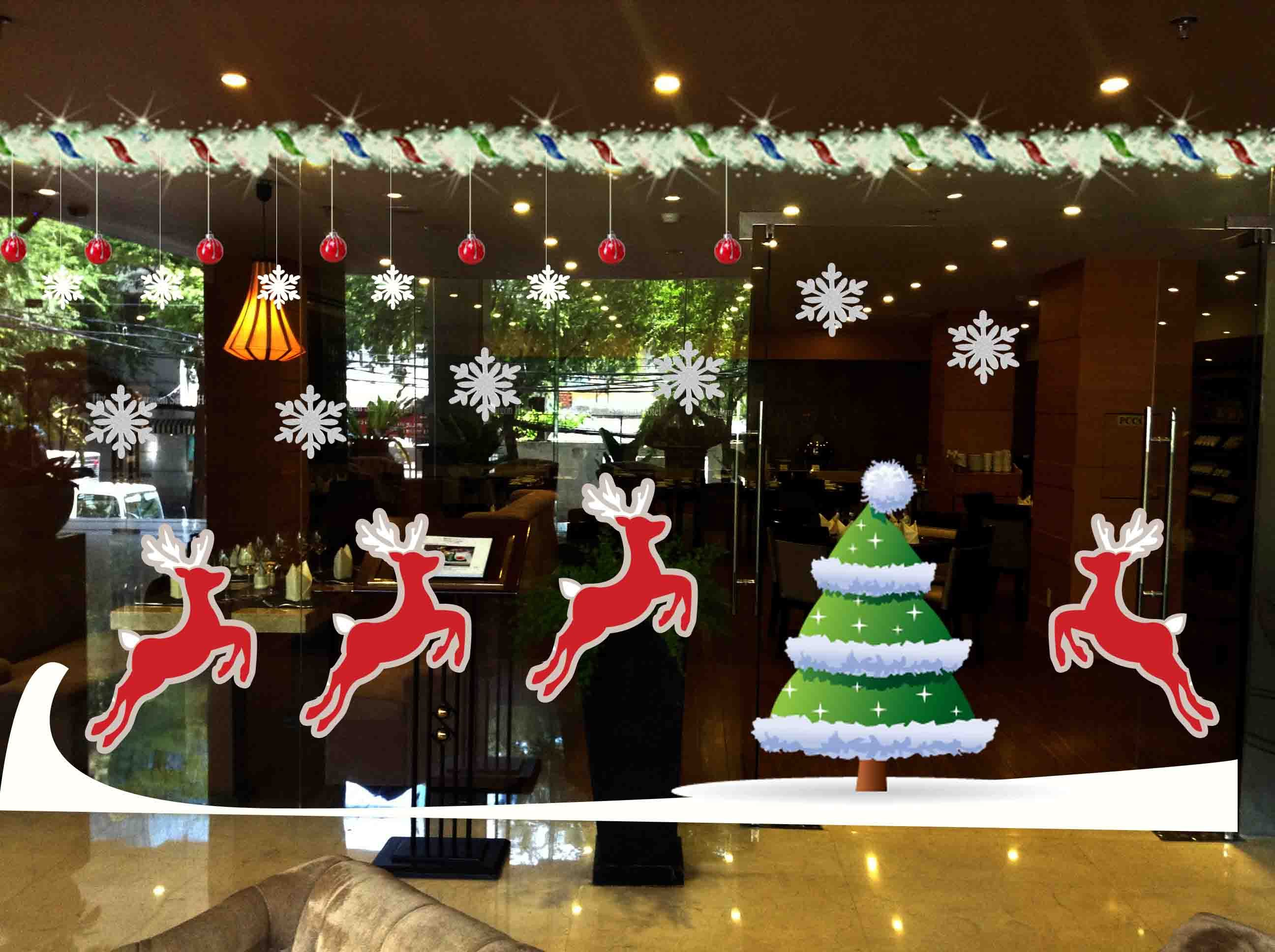 Các mẫu trang trí cây thông Noel trên cửa kính quán café