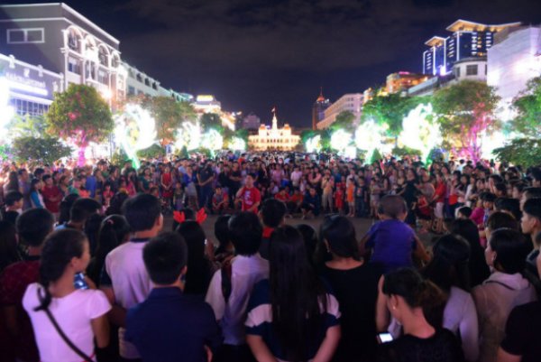 Hàng ngàn người vui Noel trên phố đi bộ Nguyễn Huệ